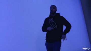 The sweatshirt hoody O. V. O Drake in her video clip Hotline Bling