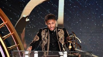 Le blazer brodé or Balmain de Neymar porté lors des Trophées UNFP (Trophées du Football) 2018 le 13/05/2018