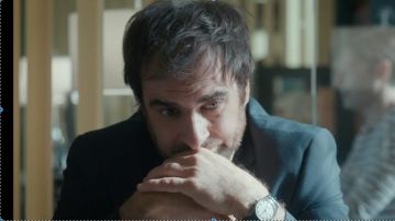 El reloj LIP de Gabriel Sarda (Grégory Montel) en la serie Ten percent S02E05