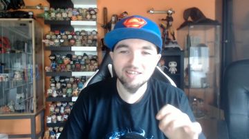 La gorra de Superman new era de LinksTheSun en su video "LinksTheSun ama el dinero de TMTC"