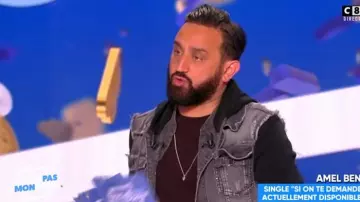 La chaqueta vaquera de Cyril Hanouna vista en el espectáculo Touche pas à mon poste