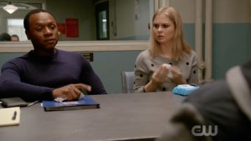 J. Crew Polka dot pull au quotidien cachemire porté par Liv Moore (Rose McIver) comme on le voit dans iZombie S04E11