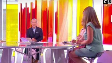 La robe cache-cœur taille élastiquée de Caroline Munoz dans William à midi du 15/05/2018