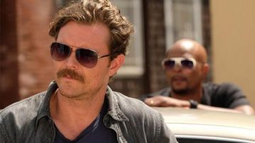 The sunglasses of Martin Riggs (Clayne Crawford) in The lethal weapon S02E07