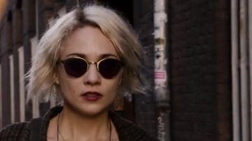 Les lunettes de soleil de Riley Blue (Tuppence Middleton) dans Sense8 S02E01