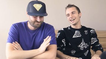 Pull Pizza noir et blanc de Squeezie dans sa video "LE RIRE ULTIME !"