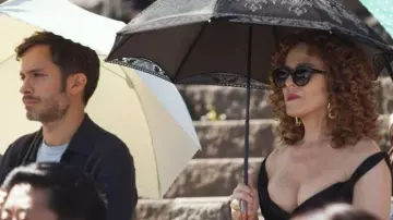 Sunglasses Prada de Gloria Windsor (Bernadette Peters) in Mozart in the Jungle S04E08