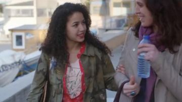 La camiseta impresa de Mila (Malika Alaoui) en Plus belle la vie S14E3531