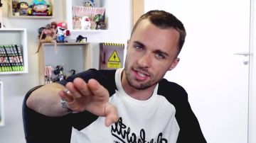 Le t-shirt Carhartt vu sur Squeezie (Lucas Hauchard) dans "LES ANECDOTES DE SQUEEZIE #1"