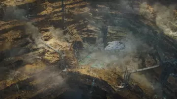 La réplique télécommandée du Faucon Millenium d'Han Solo (Alden Ehrenreich) dans Solo : A Star Wars Story