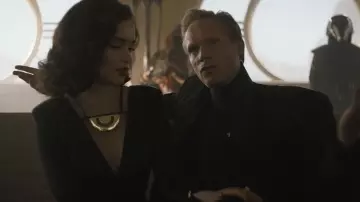 Le collier doré de Qi'ra (Emilia Clarke) dans Solo : A Star Wars Story