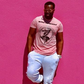 Le t-shirt rose Hite Cou­ture de Maître Gims sur son compte Instagram