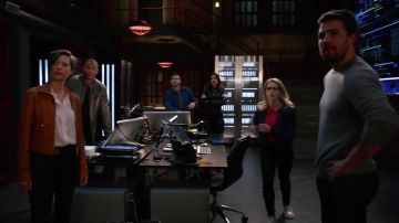 Les sneakers sans lacet Lewit Mara de Felicity Smoak (Emily Bett Rickards) dans Arrow S06E22