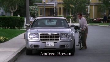 La voiture Chrysler de Bree Van de Kamp (Bree Weston) danza Desperate Housewives S02E09