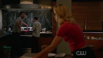 El jersey rosa de manga corta Briony de Félicity Smoak (Emily Bett Rickards) en Arrow S06E22