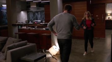 La chaqueta de piel "Dalí" de Félicity Smoak (Emily Bett Rickards) en Arrow S06E22