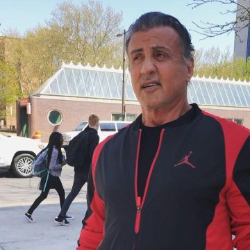La jordanie Vol Ultime, Veste rouge et noir porté par Sylvester Stallone sur Instagram