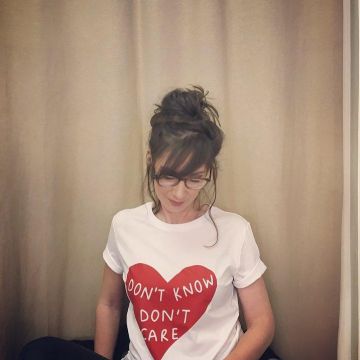 Le t-shirt Elise Chalmin "Don't know Don't Care" de Nora Hamzawi sur un post Instagram