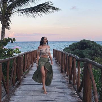 The skirt wallet khaki that door Sananas on his account Instagram