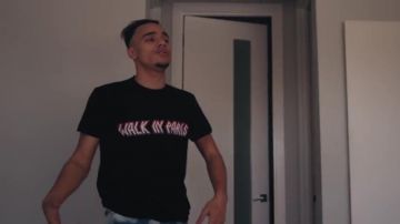 La camiseta "Walk in Paris" usada por Mister V en su video musical de Venecia