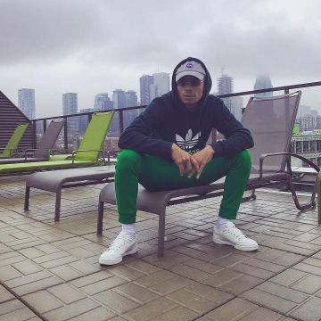 La casquette grise de la Nasa portée par Mister V sur son compte Instagram