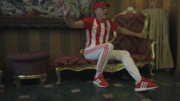 El par de zapatillas rojas Adidas I 5923 usadas por Mister V en su clip GVille