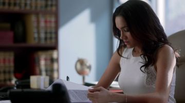 The top inserts of lace Rachel Zane played (Meghan Markle) on Suits S04E02