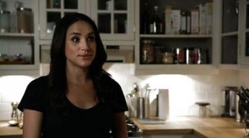 El Top negro Helmut Lang usado por Rachel Zane (Meghan Markle) en Suits S04E09