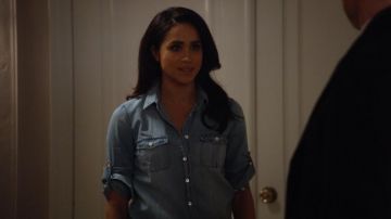 La chemise en jean de Rachel Zane (Meghan Markle) dans Suits S04E16