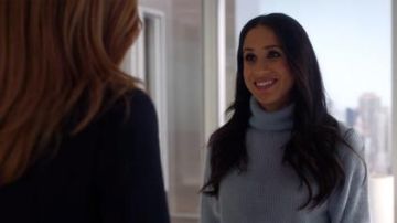 The cashmere sweater sky blue of Rachel Zane (Meghan Markle) on Suits