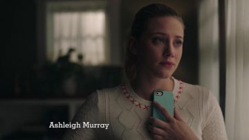 Suéter Carven 3/4 Sleeve usado por Betty Cooper (Lili Reinhart) como se ve en Riverdale S02E22