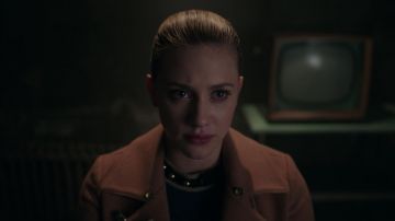 Scotch & Soda Blue Denim Detailed Peacoat Jacket usado por Betty Cooper (Lili Reinhart) como se ve en Riverdale S02E22