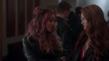 Urban Outfitters à fermeture à glissière Avant Nervuré Rouge Recadrée Cami porté par Cheryl Fleur (Madelaine Petsch) comme on le voit dans Riverdale S02E22