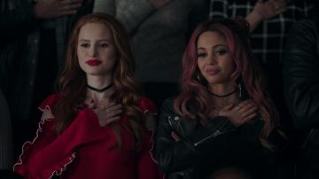 Maje Ma­de­line ruf­fled cold shoul­der knit­ted swea­ter worn by Cheryl Blossom (Madelaine Petsch) as seen in Riverdale S02E22