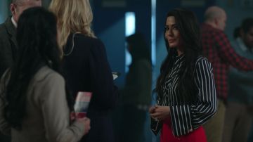 Satin rayé chemise Zara porté par Hermione Lodge (Marisol Nichols) comme on le voit dans Riverdale S02E22