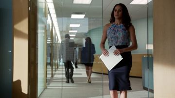 The sheath skirt striped Rachel Zane (Meghan Markle) on Suits S04E02