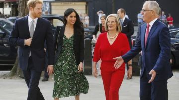 La robe verte à fleurs Self Portrait de Meghan Markle portée le 21/04/2018