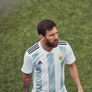 La camiseta oficial de Adidas de la selección argentina de fútbol para el Mundial 2018 usada por Leo Messi en Instagram