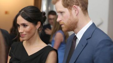 La robe noire col asymétrique de Meghan Markle portée le 19/04/2018 lors de la Réception du Commonwealth Youth