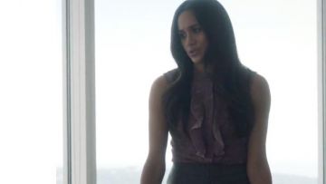 The blouse lace ruffled Rachel Zane (Meghan Markle) on Suits S07E10