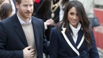 The long coat navy and white of Meghan Markle reach the 08/03/2018