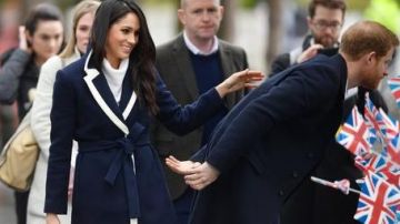 The long coat navy and white of Meghan Markle reach the 08/03/2018