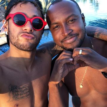 The round sunglasses and red Neymar on his account Instagram