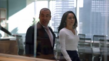 La falda lápiz azul de Rachel Zane (Meghan Markle) en Suits S05E07