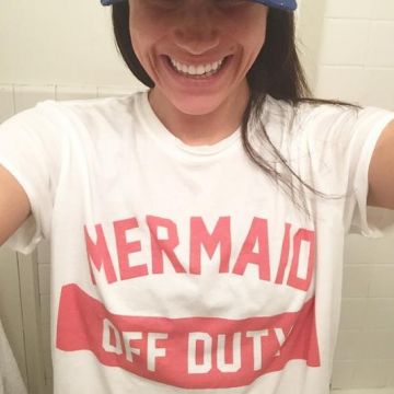 Camiseta Mermaid Off Duty de Meghan Markle en Instagram en junio de 2015 (disponible en rosa y blanco)