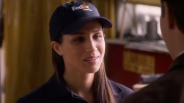 La gorra fedex de Jamie (Meghan Markle) en la película ¿Cómo matar a tu jefe?