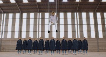 The sweatshirt velour Puma Krisy in her video clip Beautiful