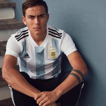La camiseta oficial de Adidas de la selección argentina para el Mundial 2018 usada por Paulo Dybala en Instagram