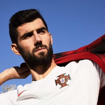 Le maillot Nike officiel extérieur de l'Équipe du Portugal pour la Coupe du Monde 2018 porté par Luis Neto sur Instagram