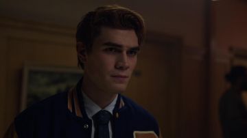 La veste Bulldogs de Archie Andrews (K. J. Apa) dans Riverdale S02E20